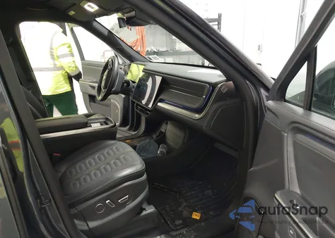 2025 Rivian R1S Adventure Dual Motor Large Pack/Adventure Dual Motor Max Pack z USA, uszkodzony, nr VIN 7PDSGBBA5SN071179